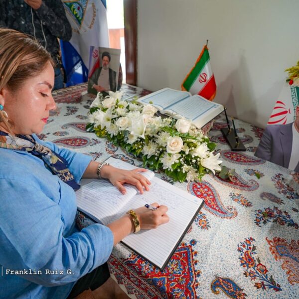 Foto de Galería: Firma de Libro de Condolencias en Embajada de la República Islámica de Irán