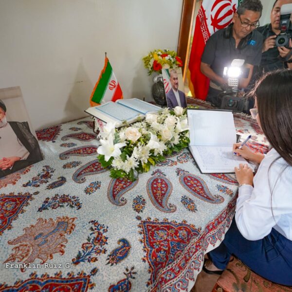 Foto de Galería: Firma de Libro de Condolencias en Embajada de la República Islámica de Irán