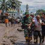Suben a 50 los muertos por crecidas y lava fría en Indonesia