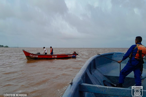 Ejército de Nicaragua realiza rescate de embarcación  en la ruta de navegación El Bluff – Bluefields