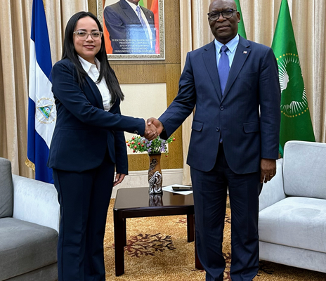 Embajadora Darling Ríos Munguía presento la Copias de Estilo en Guinea Ecuatorial