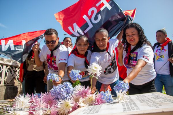La Juventud Sandinista Honra a Julio Buitrago en el 55º Aniversario de su Muerte con una Ofrenda Floral
