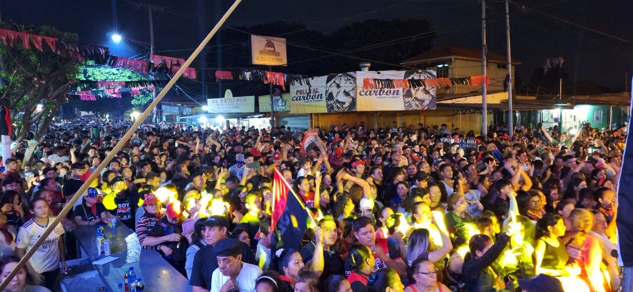 Fervor revolucionario prevalece en la vigilia del barrio San Judas