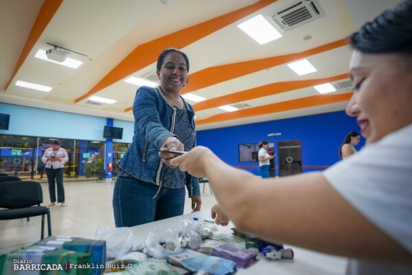 Sector educación reciben por adelantado pago de salario de agosto