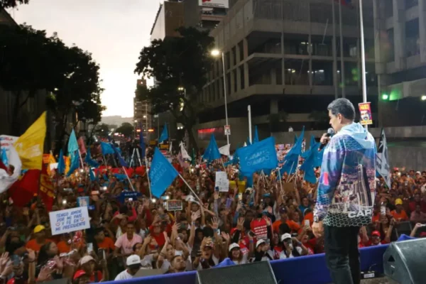 Presidente Nicolás Maduro se suma a la gran marcha de inicio de campaña Venezuela Nuestra del Siglo XXI en Caracas