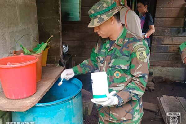Ejército de Nicaragua participa en jornada de abatización en municipio de El almendro
