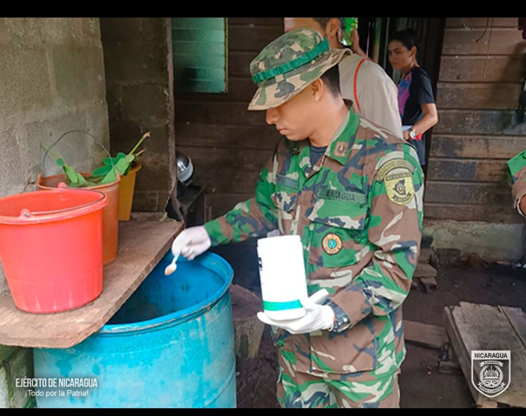 Ejército de Nicaragua participa en jornada de abatización en municipio de El almendro