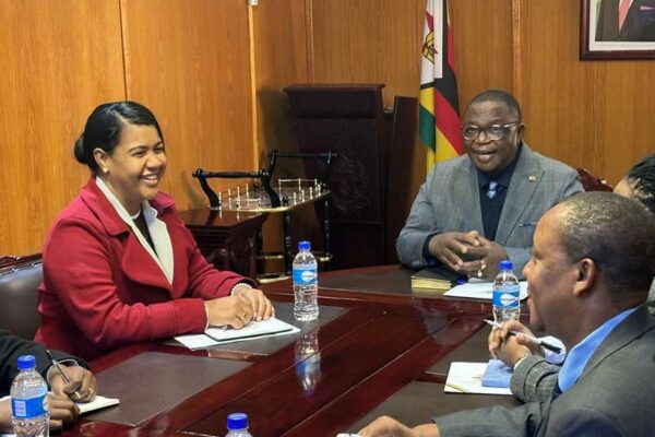 Nadeska Cuthbert Embajadora de Nicaragua se reúne con el Vicepresidente de Zimbabue