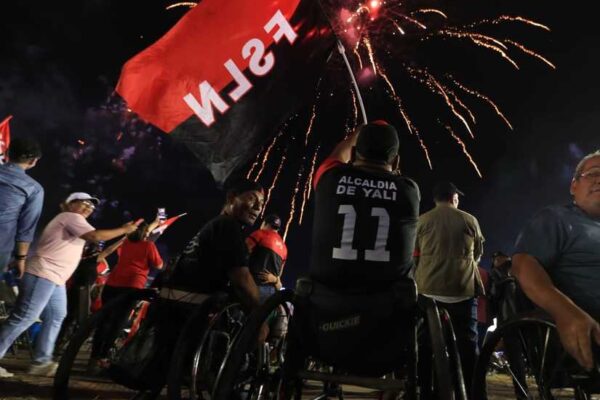 Gran Celebración del 18 de Julio con Fuegos Artificiales en la Avenida Bolívar a Chávez