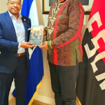 Mandla Mandela visita nuestra embajada en Sudáfrica