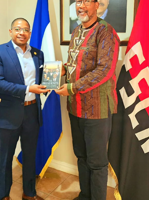 Mandla Mandela visita nuestra embajada en Sudáfrica