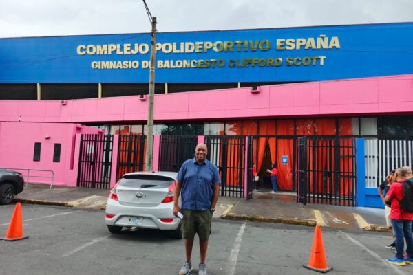 IND nombró el Gimnasio de baloncesto del Complejo Polideportivo España, con el nombre  «CLIFFORD SCOTT»