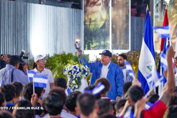 Comandante Daniel Ortega recibe la Antorcha de la Unión Centroamericana
