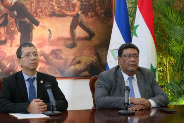 Embajador Sirio Presenta Copias de Estilo en Ceremonia Virtual