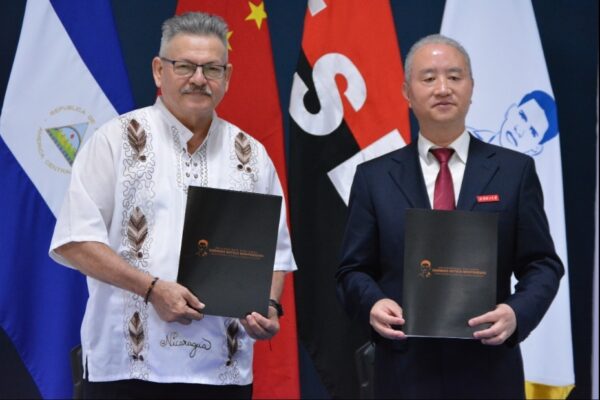 Cooperación entre universidades Casimiro Sotelo y Ciencia y Tecnología de Kunming China