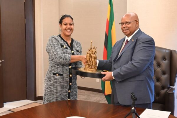 Embajadora de Nicaragua se reúne con el Honorable Abogado Jacob Mudenda, Presidente del Parlamento de Zimbabue