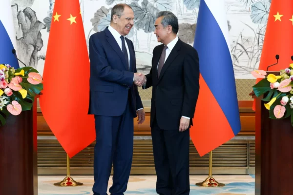 Lavrov califica las relaciones entre Rusia y China de estables y maduras