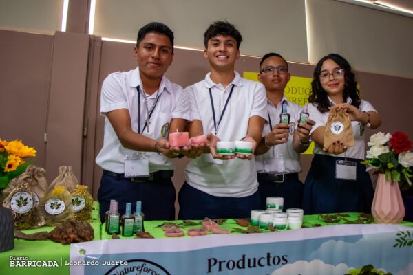 Estudiantes de secundaria transforman el futuro de Nicaragua a través de proyectos innovadores