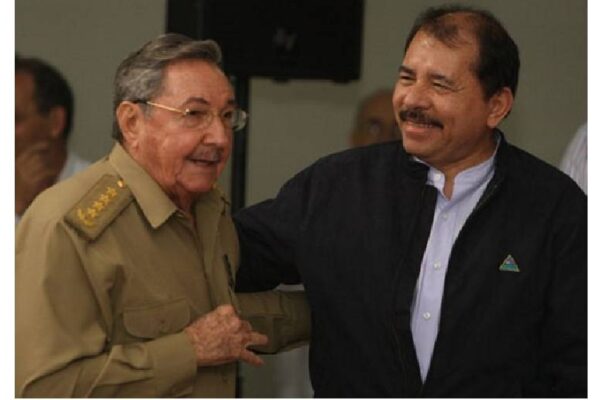 Compañeros Raúl Castro Ruz y Miguel Díaz-Canel felicitan al Comandante Daniel Ortega