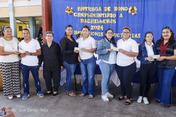 Gobierno de Nicaragua entrega Bono Presidencial a nuevos bachilleres como apoyo a su futuro académico