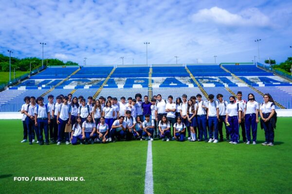 Estudiantes nicaragüenses participan en recorrido educativo por el Estadio Nacional de Fútbol