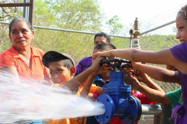 Gobierno entrega viviendas, agua potable y seguridad ciudadana en todo el país