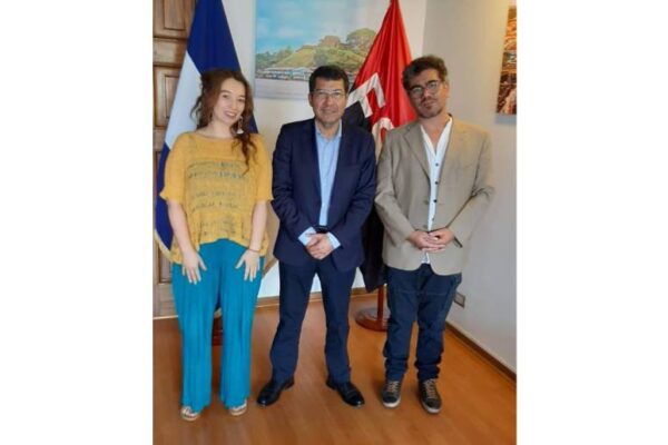 Trovador Francisco Villa visita nuestra embajada en Chile para fortalecer lazos de hermandad cultural