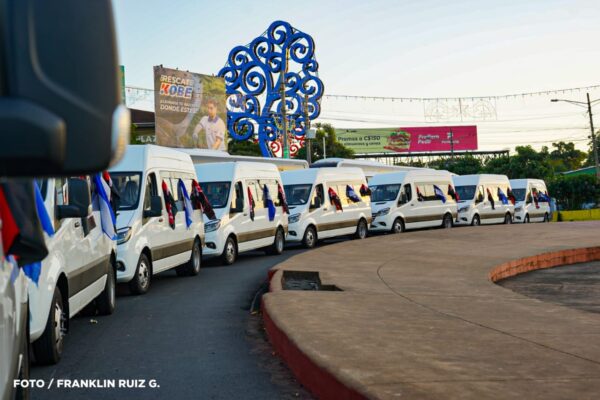 Comandante Daniel Ortega entrega nuevas unidades de autobuses para fortalecer el transporte público