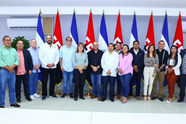 Medios sandinistas se reúnen con Embajadora de Cuba