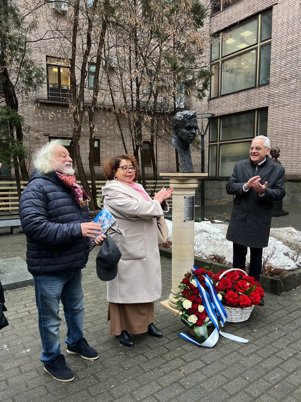 Claveles y rosas rojas en homenaje a Rubén Darío en su 158 aniversario en Moscú