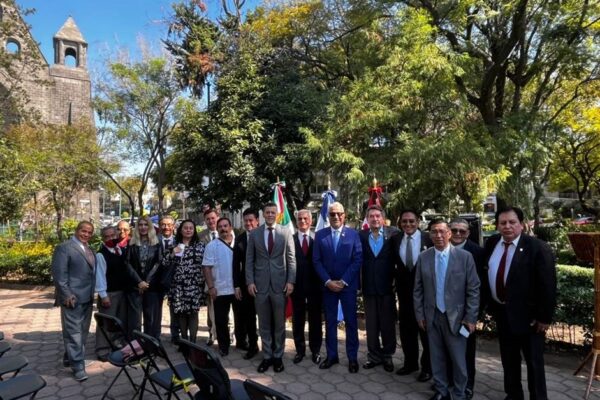 Delegación nicaragüense rinde homenaje a Rubén Darío en el Parque América de Polanco de la Ciudad de México