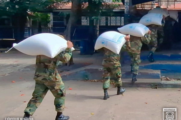 Ejército de Nicaragua realiza descarga de merienda escolar en la escuela “El Progreso” en Matagalpa