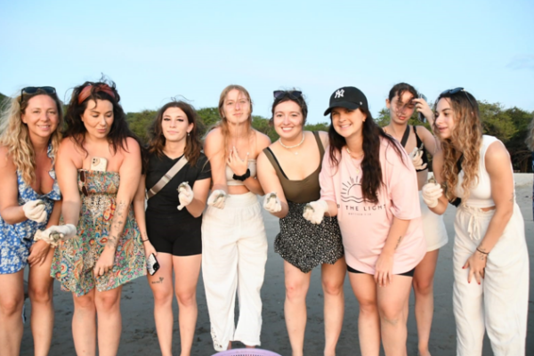 Turistas participan en la liberación de tortuguillos Paslama