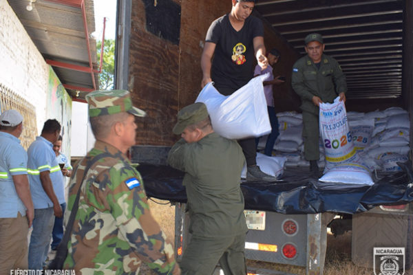 Ejército de Nicaragua lleva a cabo descargue de merienda escolar en Estelí
