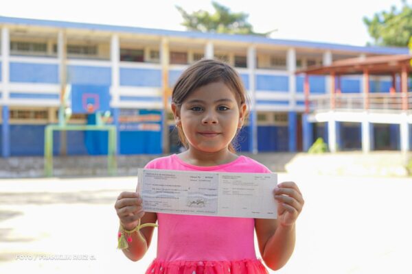 Más de 2 mil 800 estudiantes reciben bono presidencial escolar en el distrito dos de Managua