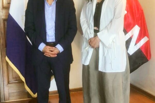 Catalina Valenzuela visita a delegación nicaragüense en Chile