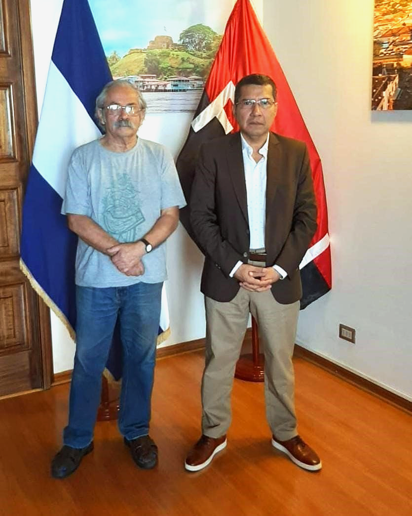 Alejandro González, destacado artista, visita la Embajada de Nicaragua en Chile