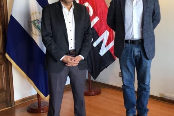 Cordial visita del académico Miguel Urrutia a la Embajada de Nicaragua en Chile