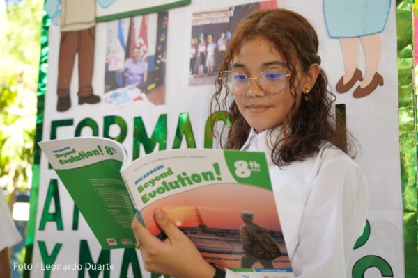 Entrega de libros de inglés fortalece la educación en el Instituto Enrique Flores de Managua