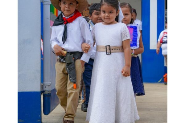 Conmemoran legado del General Sandino y Blanca Aráuz con pasarela infantil en Managua