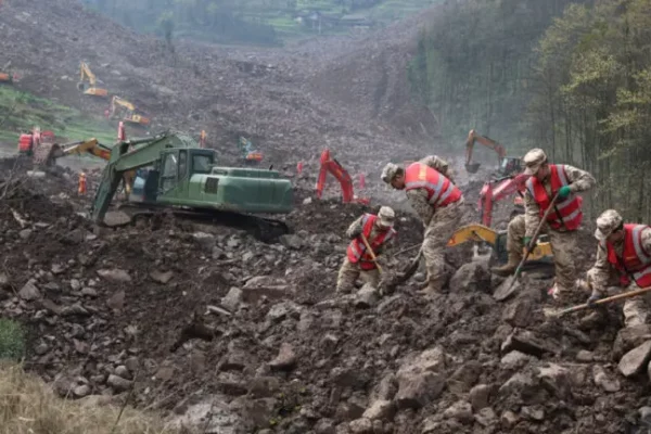 Aumentan a 10 los muertos por deslizamientos de tierra en China