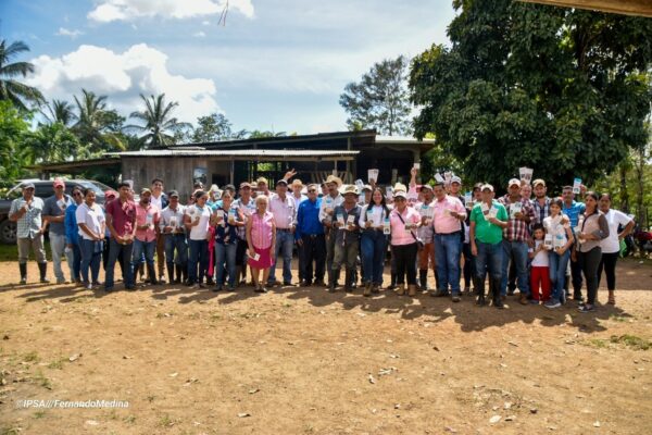 IPSA se reúne con productores de Santo Domingo, Chontales, para presentar avances en la lucha contra el Gusano Barrenador del Ganado