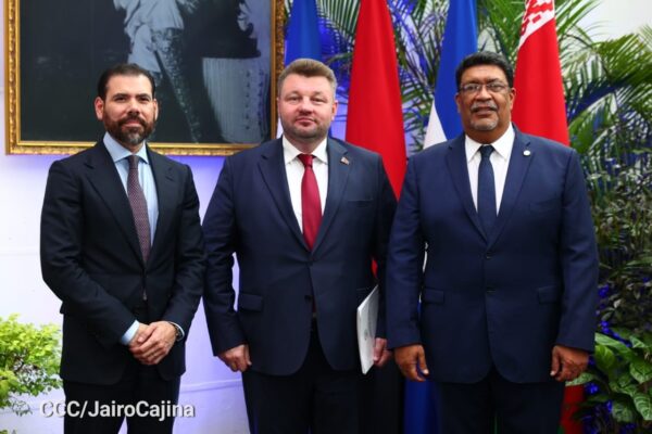 Canciller Valdrack Jaentschke y Laureano Ortega Reciben Copias de Estilo del Embajador Vitaly Borchuk de Belarús