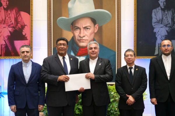 El Canciller Valdrack Jaentschke recibe las Copias de Estilo del nuevo embajador de Irán