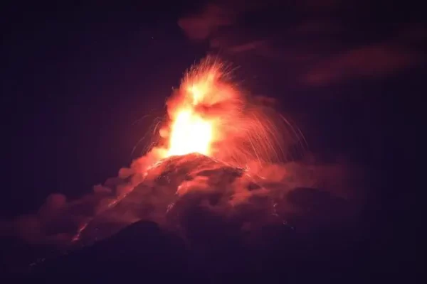 Más de 1.000 evacuados por erupción del volcán de Fuego en Guatemala