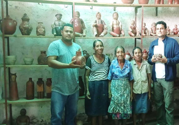Mujeres artesanas transforman tierra en arte en la Comunidad Loma Panda