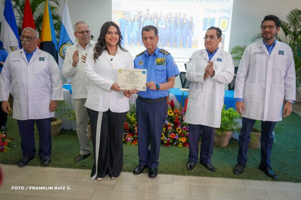 38 Médicos Internos se gradúan en la Universidad de Ciencias Médicas del Hospital Carlos Roberto Huembes