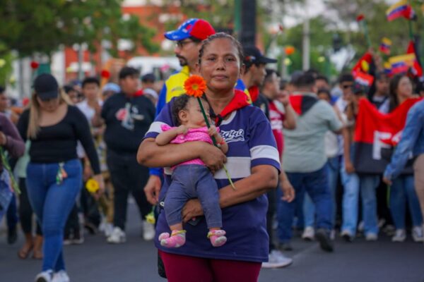 El 8 de marzo, caminamos celebrando a las mujeres combativas y guerreras del amor, luz y vida