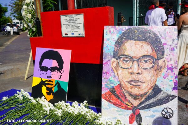 Leonel Rugama Vive: Juventud nicaragüense conmemora su natalicio con poesía y flores