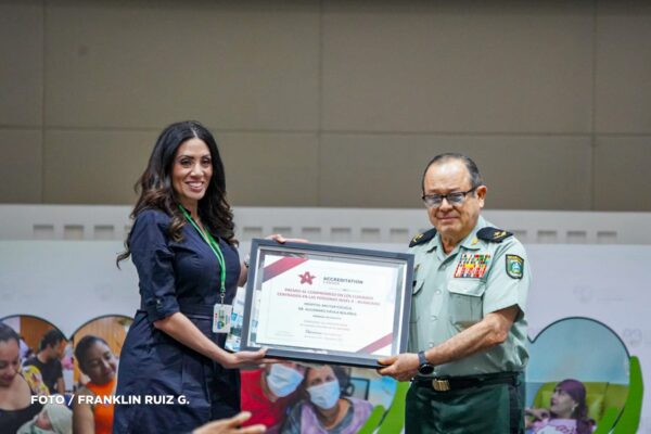 Hospital Militar recibe reconocimiento internacional por su liderazgo en atención médica humanizada